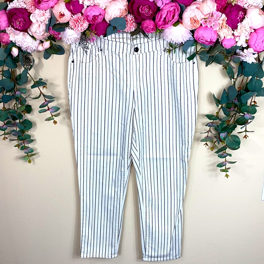 •chico’s• SO SLIMMING GIRLFRIEND slim ankle {white stretch jean black pinstripe}